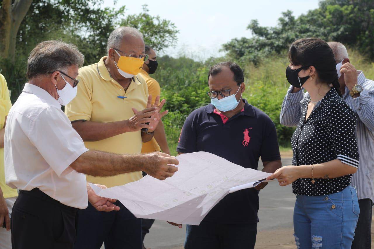 Doutor Pessoa e Thanandra Sarapatinhas visitam terreno que será construído novo centro de zoonoses